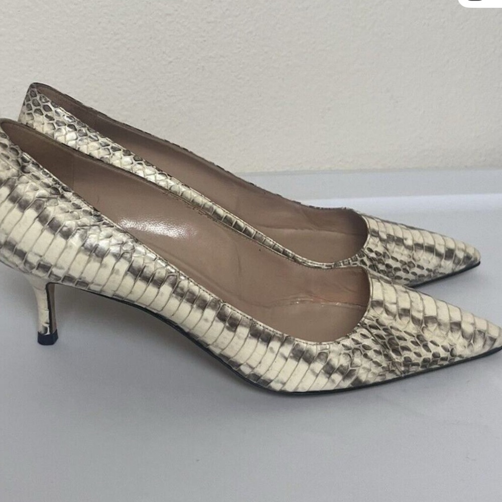 Manolo Blahnik Snakeskin Pointed Toe Pump Heels Cream Gray Size 38.5 US 8.5
